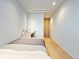 ナチュラルな木目と上品な色合いが魅力的な居住スペースは、住む人の心を自然とおだやかにします。毎日の暮らしの中で長時間を過ごす住まいだからこそ、そのような空間性にこだわっております。