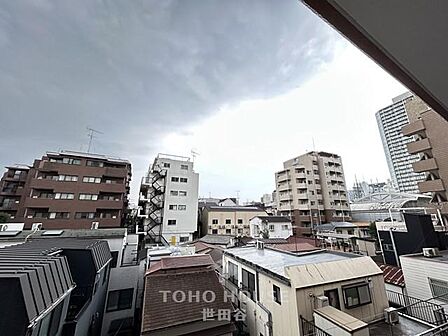 手を伸ばせば、ふれることが出来そうな環境が、そのままインテリアになったような印象です。その豊かな眺望にふさわしい空間には、通風・採光にも優れ、心地よい光と風があふれています。