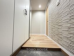 上質感漂う玄関です。居住者の帰り、訪れる方を優しく迎える・安らぎに満ちた生活を予感させます。