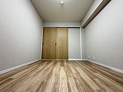 家具の配置のし易い室内です。趣味の部屋としても充分な広さを確保しております。