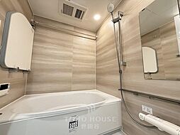 1日の疲れを癒すユニットバス。柔らかな曲線で構成された半身浴も楽しめるバスタブが心地よさをもたらします。