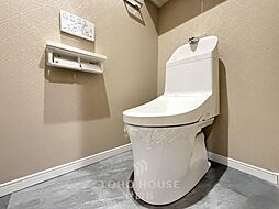 白を基調とした、シンプルながらも落ち着くデザインです。毎日に欠かせないお手洗いだからこそ、ほっと落ち着く空間としての機能を重視しています。