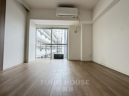 家具の配置のし易い室内です。趣味の部屋としても充分な広さを確保しております。