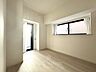 洋室：各居室も窓付きで明るい住空間を確保、収納も完備しております。