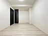 寝室：住まう方でカスタマイズしていただけるシンプルなデザインの内装(CG加工により家具・物を削除しております)