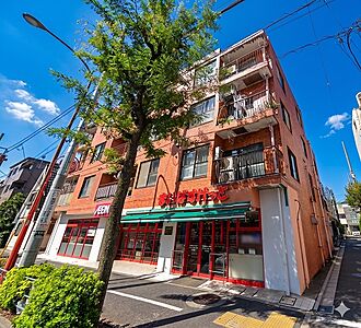 外観：快適なコンパクトレジデンス。マンション1階にスーパーあり。是非お気軽にお問い合わせください。
