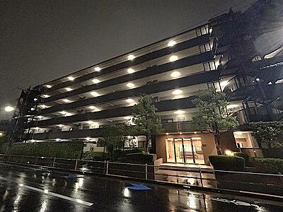 外観:1994年11月建築、新耐震基準適合のマンションです。新生活を美しく彩るフルリフォームは6月下旬に完成予定となっております。まずはその確かな佇まいと、安心の構造を現地にてお確かめください。 外観:1994年11月建築、新耐震基準適合のマンションです。新生活を美しく彩るフルリフォームは6月下旬に完成予定となっております。まずはその確かな佇まいと、安心の構造を現地にてお確かめください。