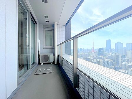居室から出入りできるワイドなバルコニー。星を眺めたり、ティータイムを愉しんだり、幅広くご利用いただけます。