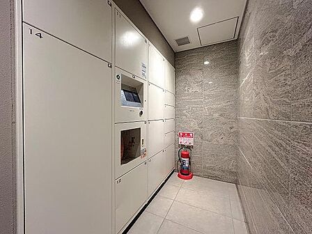 不在時でも荷物を受け取れる宅配ボックスを完備。外出中や仕事で帰宅が遅くなる日も再配達の手間を減らせ、日々の暮らしを便利に支えます。