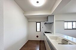 使い勝手の良い対面式キッチン3.1帖あり、複数人でキッチンに立つこともできる余裕の広さ(家具消し加工を施しております）