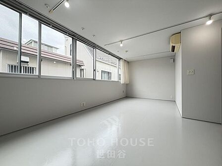 1LDK・南北両面の窓から陽光舞い込む・天井高約2.9え・寝室約12帖のゆとりのある空間・生活に便利な住環境
