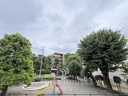 1LDK・南北両面の窓から陽光舞い込む・天井高約2.9え・寝室約12帖のゆとりのある空間・生活に便利な住環境