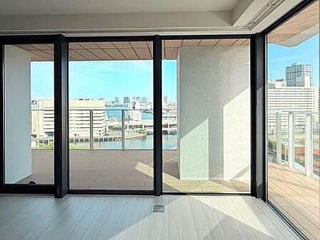 住まう方でカスタマイズしていただけるシンプルなデザインの内装。ご自身で素敵な空間を創り上げられます。