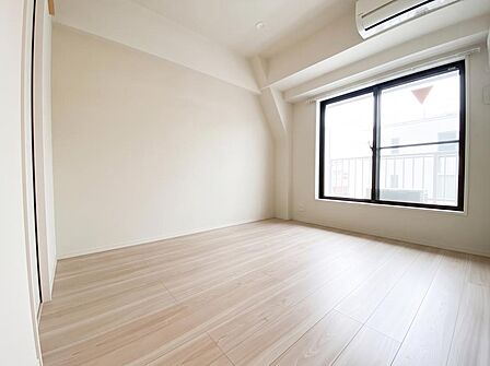 朝の澄んだ風と光を受け止めるマルチなプライベート空間。リビングと程よい距離感を保ちながら、趣味に没頭するアトリエや寛ぎの場として自在に描けます。(CG加工により家財を消去しています。)