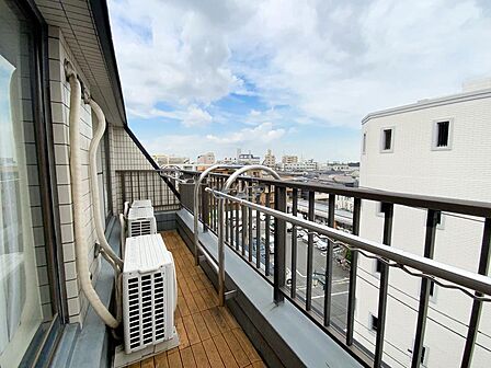 昇る朝日に照らされ、新しい一日を心地よく迎える場所。澄み渡る空を仰ぎ、そよぐ風を感じながら過ごす時間は、日常に豊かな余白をもたらしてくれます。