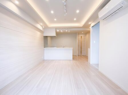 東向きの窓辺から降りそそぐ優しい陽光が、無垢な時間を紡ぎ出す。最上階ならではの開放感に身を委ね、刻々と表情を変える空を愛でる贅沢な団欒のひととき。(CG加工により家財を消去しています。)