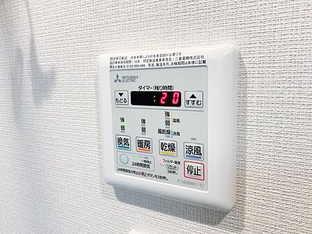天候に左右されず衣類をふんわり乾かす快適な日常。予備暖房で冬のヒートショックを和らげ、清々しい風が一年中バスルームの清潔と心地よさを守ります。