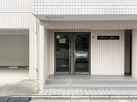 落ち着いた雰囲気のエントランスがございます。