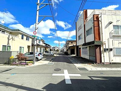 外観：前面道路含む現地写真