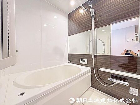 限られた空間を広く見せるワイドミラー採用!ゆったりとした空間で落ち着きますね!