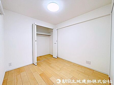 収納力が豊富な大型クローゼット。普段着やスーツはもちろんのこと、コート類などもしっかり掛けられます。
