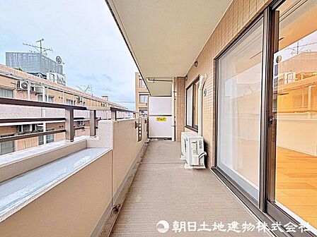 気持ちのいい空が見渡せる広いバルコニー。爽やかな風を感じて、心躍る素敵な暮らしがはじまります。