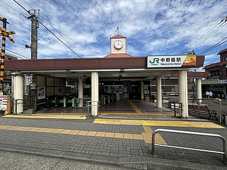 駅周辺にはスーパーやコンビニがあり、通勤・通学帰りにも日々の買い物で立ち寄りやすいです。