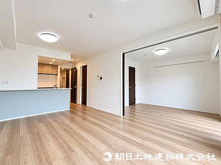 13.4帖のLDK。隣接した洋室と合わせると19帖超の大空間に!