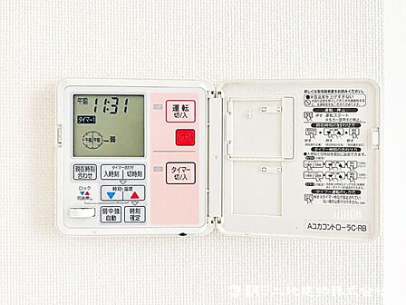 家族が集まる場所には、足元からあったか床暖房付です。