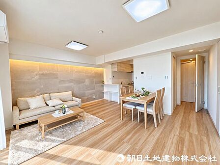 LDKのメインとなる大きな窓。大きめの開口部から暖かい日差しが長い時間射し込みます。※本画像はCGで作成しており、実際の現地には家具は置かれておりません。また、価格に家具は含まれておりません。