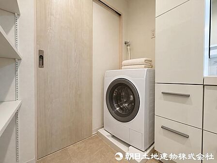 広々洗濯機置き場なのでドラム式でも安心!※本画像はCGで作成しており、実際の現地には家具は置かれておりません。また、価格に家具は含まれておりません。