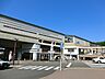 その他：駅前には生活に必要な施設が揃っており、日常の買い物に便利です。駅から少し離れると緑も多く、落ち着いた街並みが広がっています。