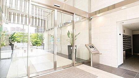 ホテルライクな迎賓空間と安心のダブルオートロック。上質な暮らしを支える共用部。
