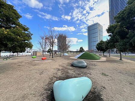 幕張ベイパークススカイグランドタワーは、地上48階建て、総戸数826戸の超高層免震マンションです。都市型再開発エリアの中心的役割を担っています!