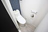 トイレ：タンク一体型トイレはデザイン性が高く凹凸が少ないのでお掃除がしやすいです！