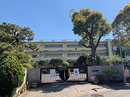 千葉市立末広中学校(約1500m)徒歩約19分の距離にある中学校です。教育目標に「自律を目指し心身ともに健康な生徒の育成」を掲げています。