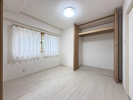お陽さまの光をさわやかな風をたっぷりとりこめます。室内はいつも明るい印象なので気持ちの良い朝を迎えられます。毎日の生活も明るくなりそう。（2026年9月撮影）