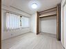 子供部屋：お陽さまの光をさわやかな風をたっぷりとりこめます。室内はいつも明るい印象なので気持ちの良い朝を迎えられます。毎日の生活も明るくなりそう。（2026年9月撮影）