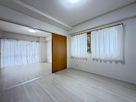ひとりの時間をまったり過ごしたり、静かな環境で趣味に打ち込んだり、自分時間を快適に過ごすプライベートルーム。 （2026年9月撮影）