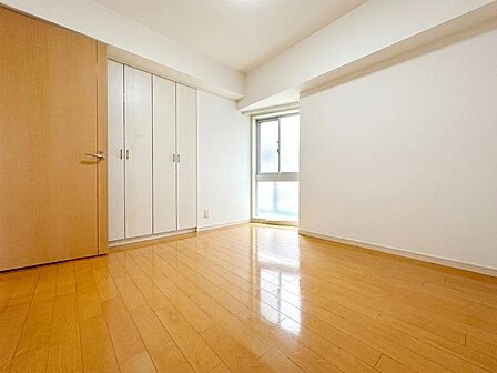 こんなにも陽光が入る洋室は気持ちが良いですね♪落ち着いたカラーで仕上げたリラックス空間です!(2026年8月撮影)