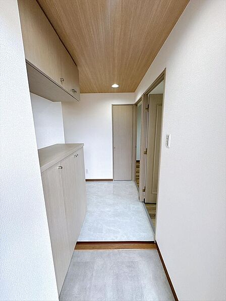 上質感漂う玄関と廊下。居住者の帰り、訪れる方を優しく迎えてくれます。（2026年10月）撮影