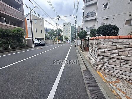 現地前