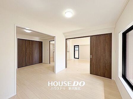 ■バルコニーに面したリビング横6帖洋室■ドアの境目に段差がないので、つまづく心配もありません！■お子さまはもちろん、いくつになっても安全にお住いいただけます！