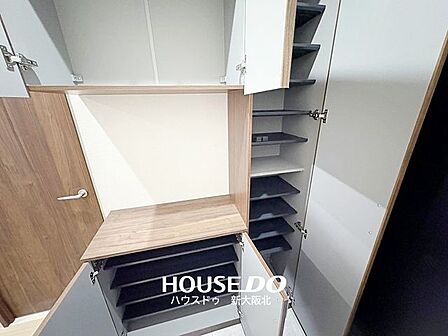 ■いつの間にか増えてしまうご家族の靴もたっぷり収納していただける大容量のシューズボックス！■段の高さ調節ができるのでヒールや高さのある靴も収納可能です！