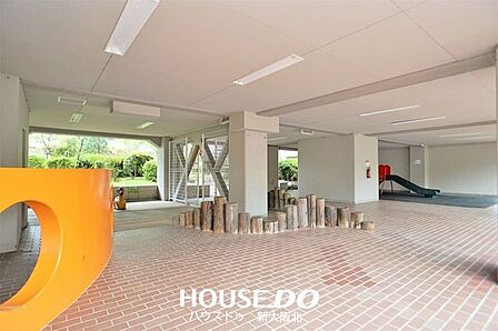 ■マンション1階にはお子さまが遊べる屋根付きのプレイランドがございます!■当社では他社様が掲載している物件も同時に内覧する事が可能です!お気軽にお問い合わせください!