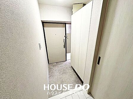 ■白を基調とした広々玄関♪■ハイタイプのシューズボックスがついていて収納力豊富です!
