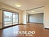 リビング/ダイニング：■リビングに面したお部屋は、扉を開ければ広々としたリビングとしてお使いいただけます！■ご家族の人数やライフスタイルに合わせてお部屋の用途を使い分けていただくことができますよ！