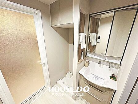 ■洗面化粧台はTOTO製!人気の鏡下から水栓が出ているタイプです!■この水栓はスタイリッシュなだけでなく、水垢がたまりにくいため日常のお手入れが格段に楽になりますよ♪