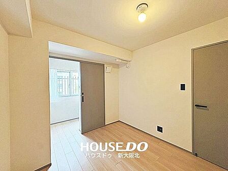 ■玄関横4.8帖の洋室です!■こちらのお部屋は、書斎や趣味のスペースとしてもお使いいただけますよ!