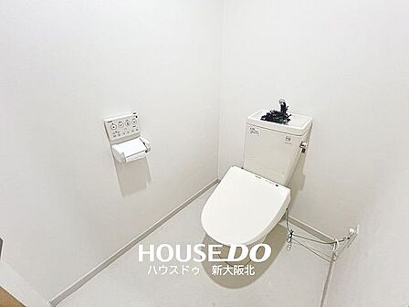 ■年中いつでも快適にご使用いただける温水便座付きトイレ!■壁掛けリモコンがついているので操作もスムーズです!